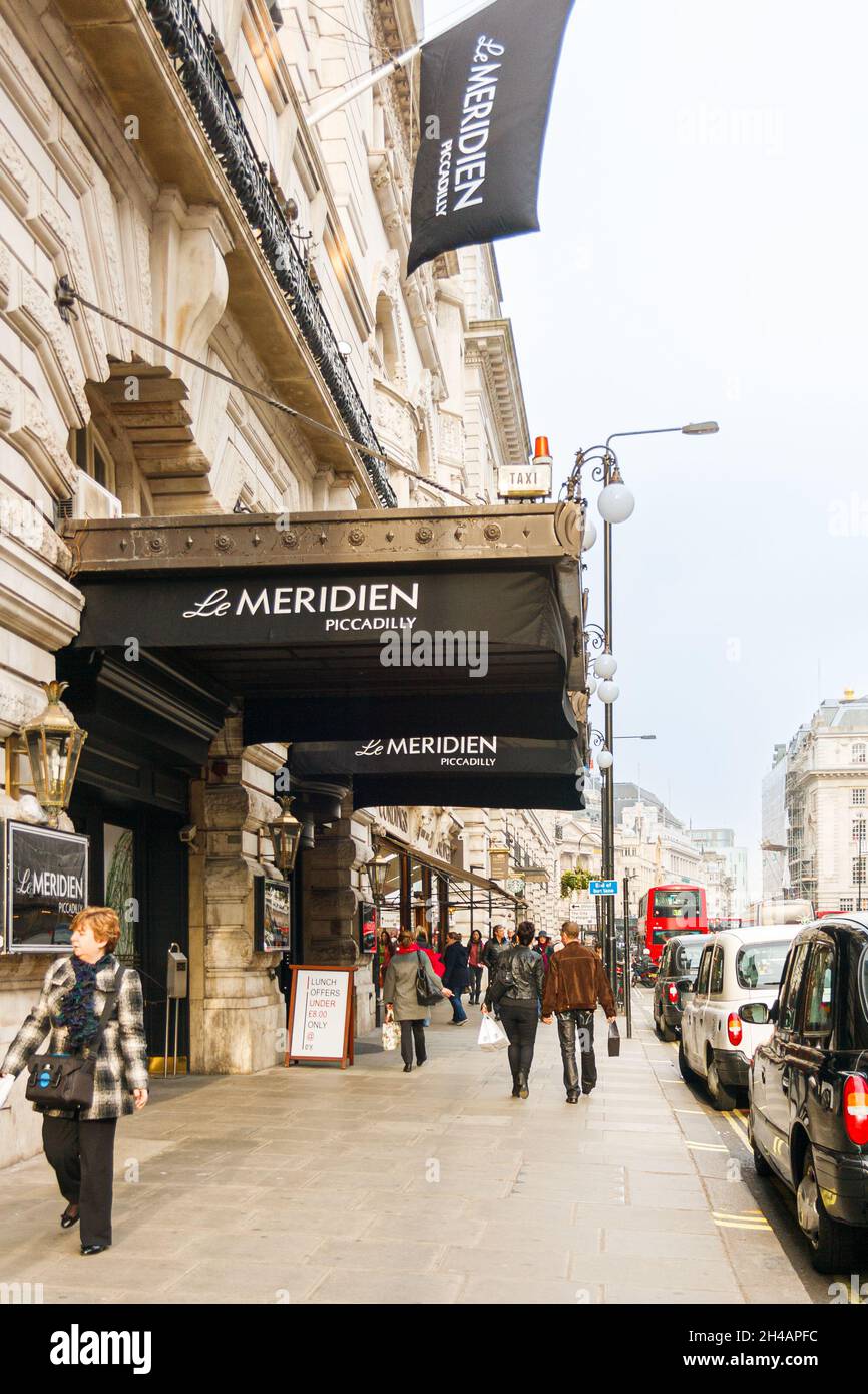 London, Großbritannien; 15. März 2011: Eingang zum Le Meridien Hotel in der Piccadilly Street. Stockfoto