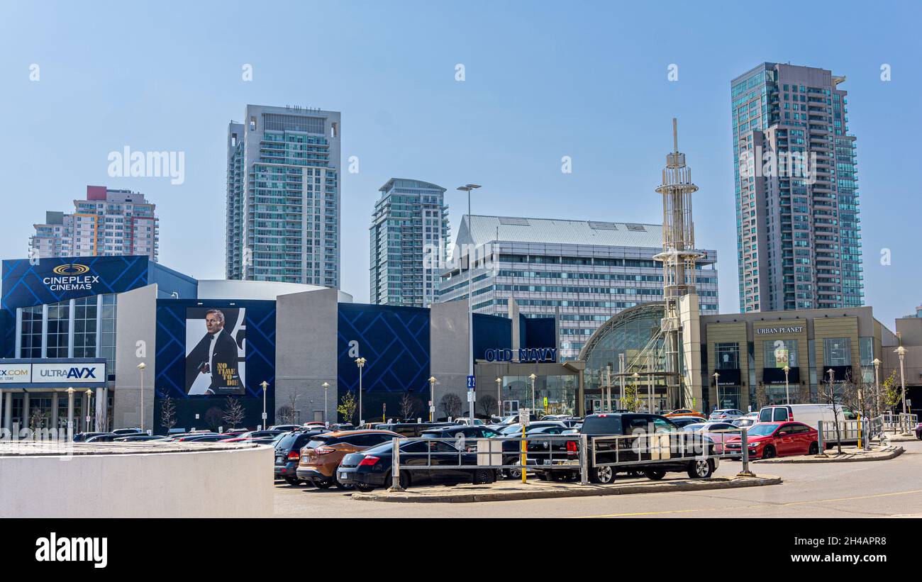 Toronto, Kanada, April 2021 - das Stadtzentrum von Scarborough mit seinen umliegenden modernen Gebäuden und seiner Architektur beherbergt auch ein Einkaufszentrum Stockfoto