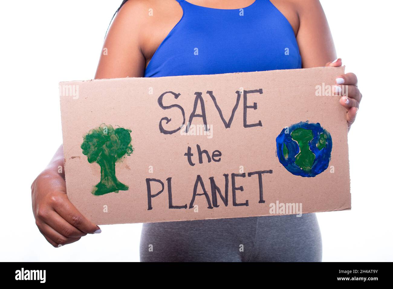 Den Planeten retten. Brünette Frau mit einem Schild, das sagt, den Planeten zu retten, isoliert auf weißem Hintergrund. Unbekannte Frau protestiert für Weltökologie. Stockfoto