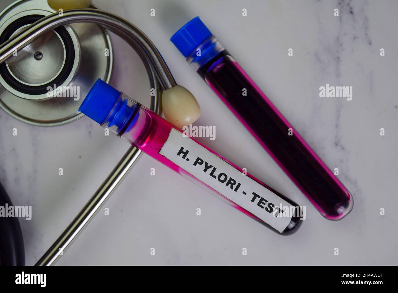 H. pylori - Test mit Blutprobe. Blick von oben isoliert auf dem Schreibtisch. Gesundheitswesen oder medizinisches Konzept Stockfoto