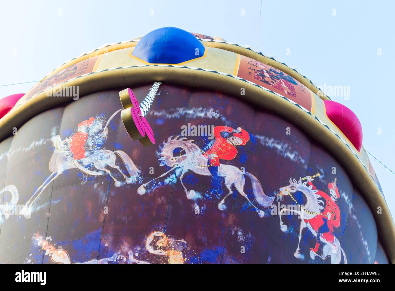 Nahaufnahme des Heißluftballons mit ungarischen Symbolen: Die heilige Krone und Husaren, während der Kult100 Veranstaltung, Sopron, Ungarn Stockfoto