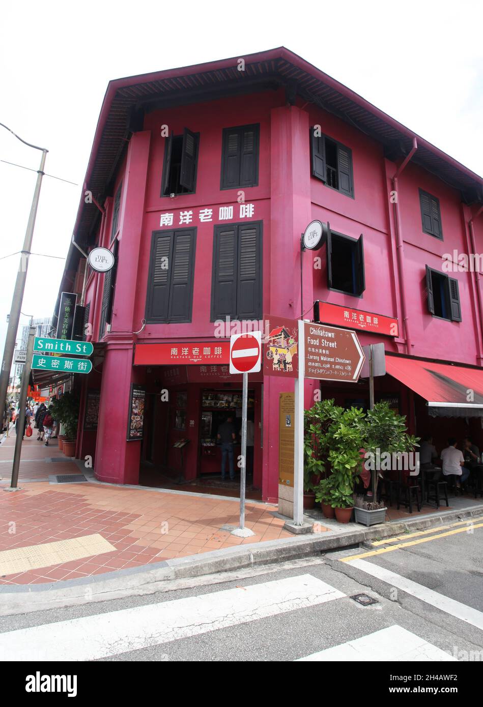 Ein altes rotes Ladengebäude mit braunen Fensterläden und Straßennamen-Schild für die Smith Street im Chinatown-Viertel von Singapur. Stockfoto