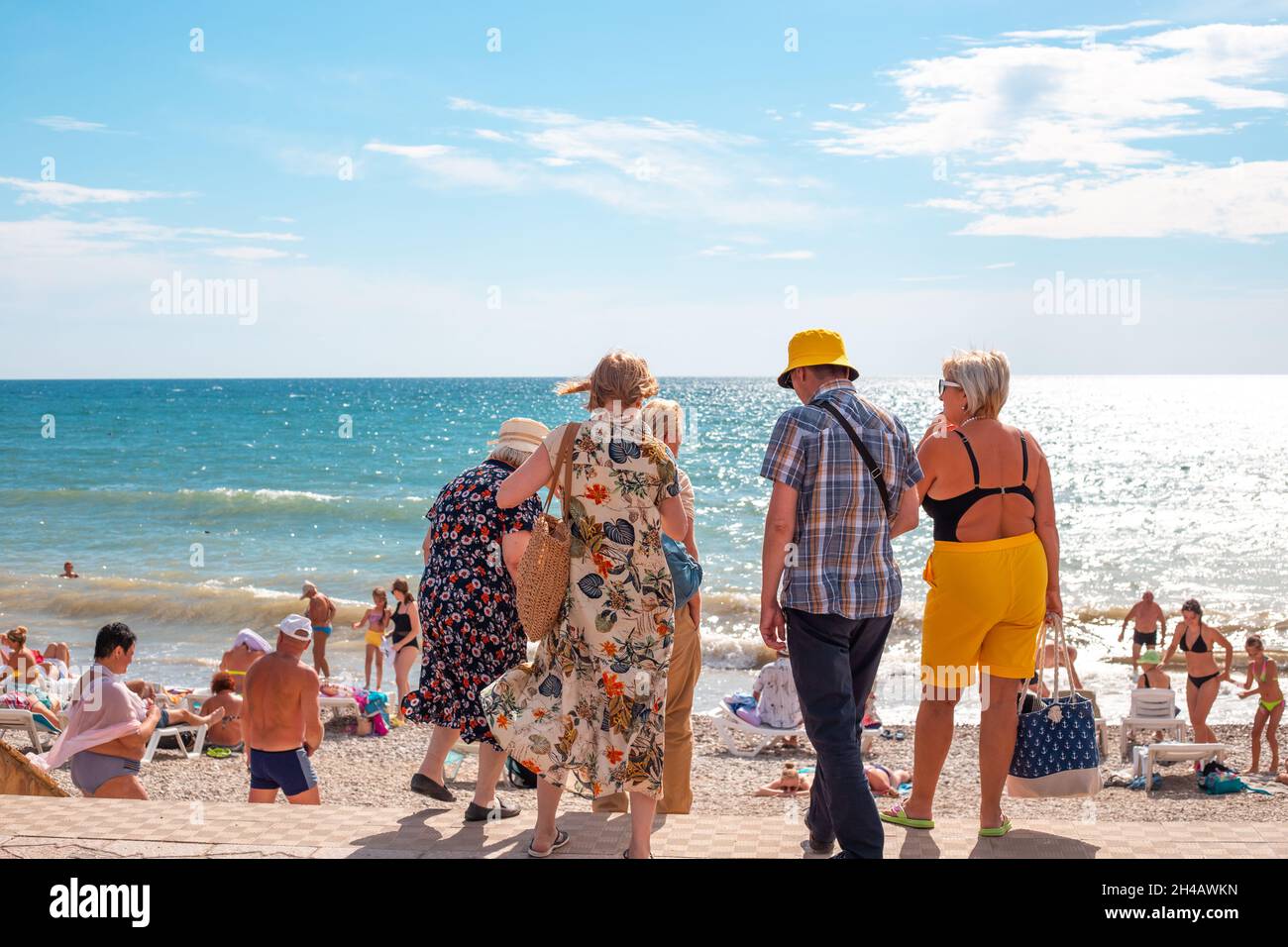 Touristen an einem öffentlichen Strand am Schwarzen Meer. Reisen und Tourismus. Russland, Sotschi-09.18.2021 Stockfoto