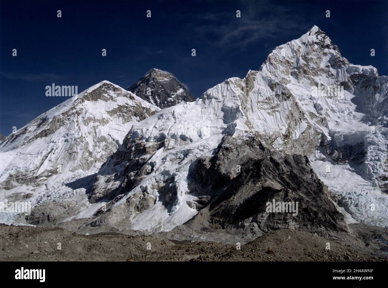 MOUNT EVEREST, NEPAL - Dezember 2005 - der Gipfel des Mount Everest (dunkler Gipfel Mitte links) - der höchste Berg der Welt mit 8848m - im Evere Stockfoto