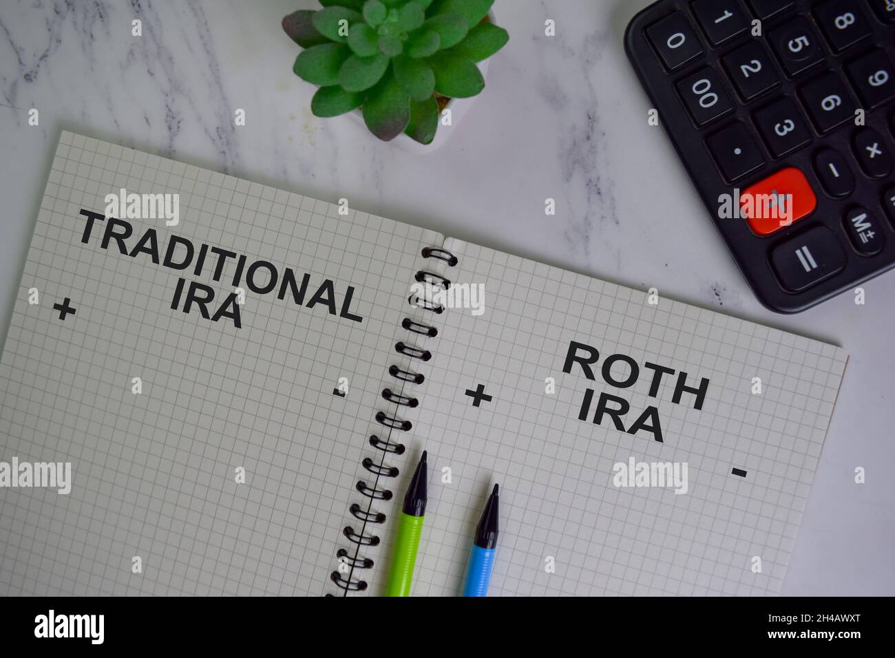 Traditionelle IRA und Roth IRA schreiben auf einem Buch isoliert auf Holztisch. Stockfoto Traditionelle IRA und Roth IRA schreiben auf einem Buch isoliert auf Holztisch. Stockfoto