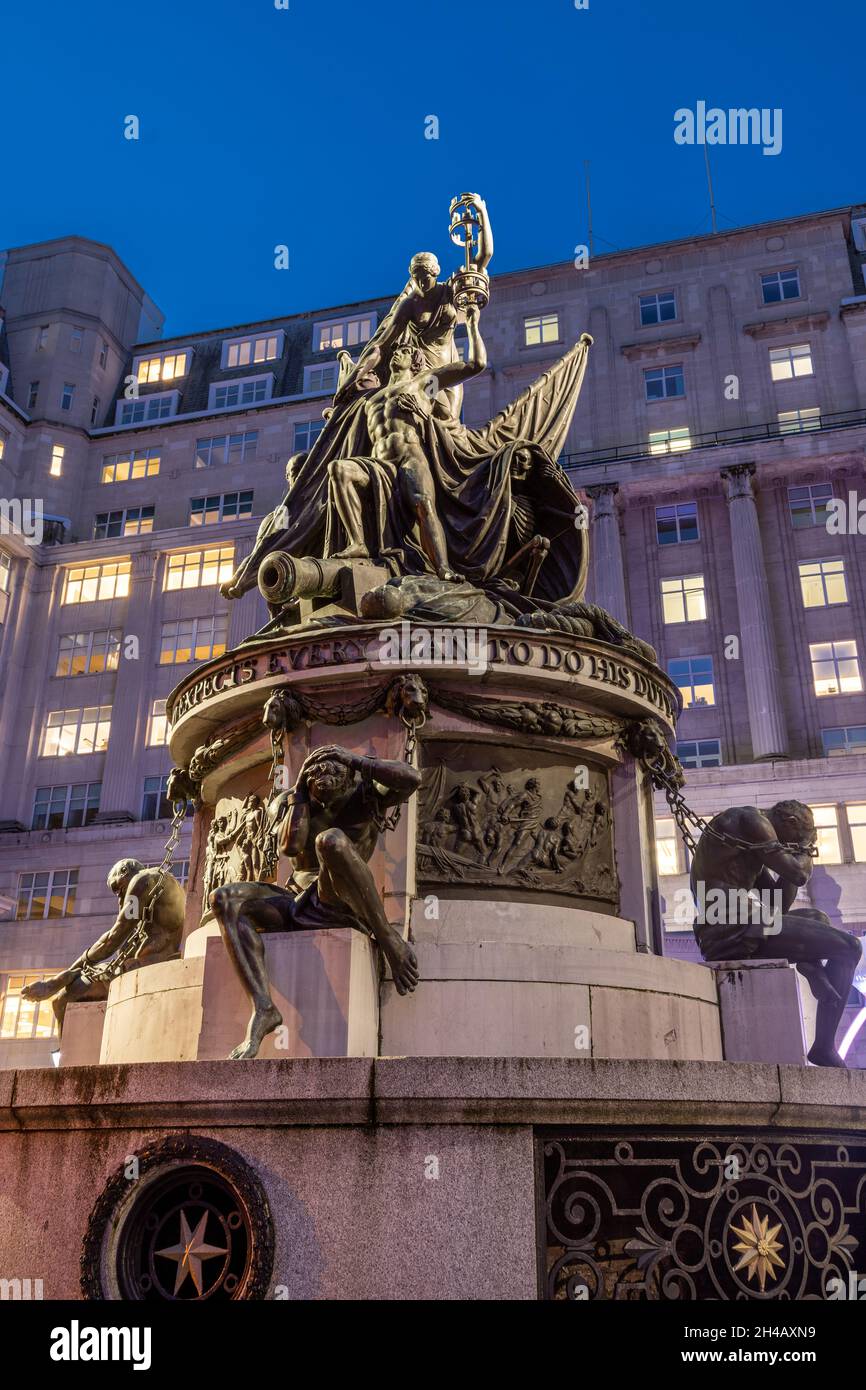 Nelson Monument bei Nacht, Liverpool Town Hall, England Stockfoto