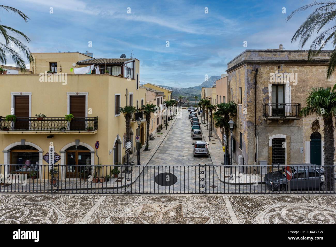 Die modernen Straßen von Custonaci, Sizilien, Italien, die hier im Gegensatz zu dem aus dem 16. Jahrhundert stammenden Mauerwerk/Kopfsteinpflaster stehen. Stockfoto