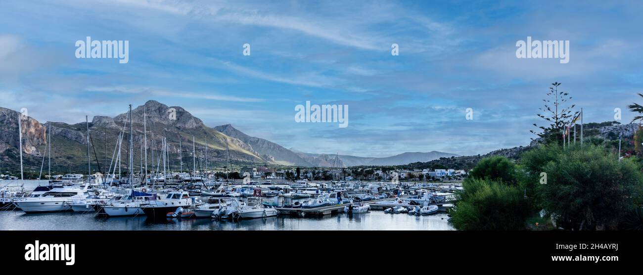 Das Hafengebiet von San Vito Lo Capo in Sizilien, Italien. Stockfoto