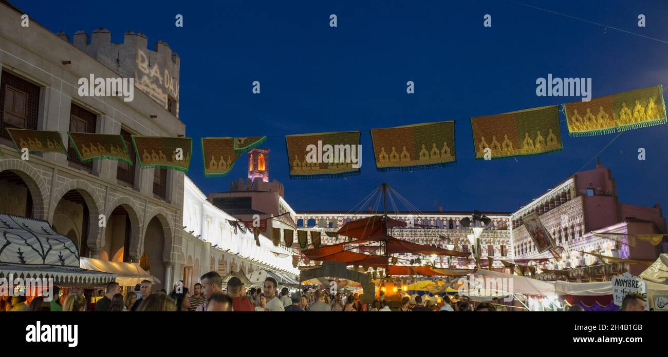 Plaza Alta voller Besucher während des Almossasa Kulturfestivals. Badajoz, Spanien Stockfoto