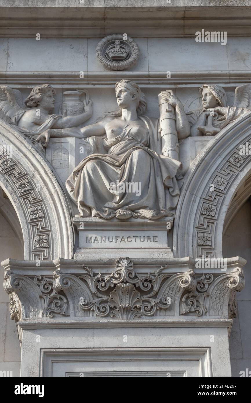 Ein Detail aus einem Spandrel auf der Whitehall-Vorderseite des HM Treasury Building, Whitehall, London, UK Personifying Manufacture Stockfoto