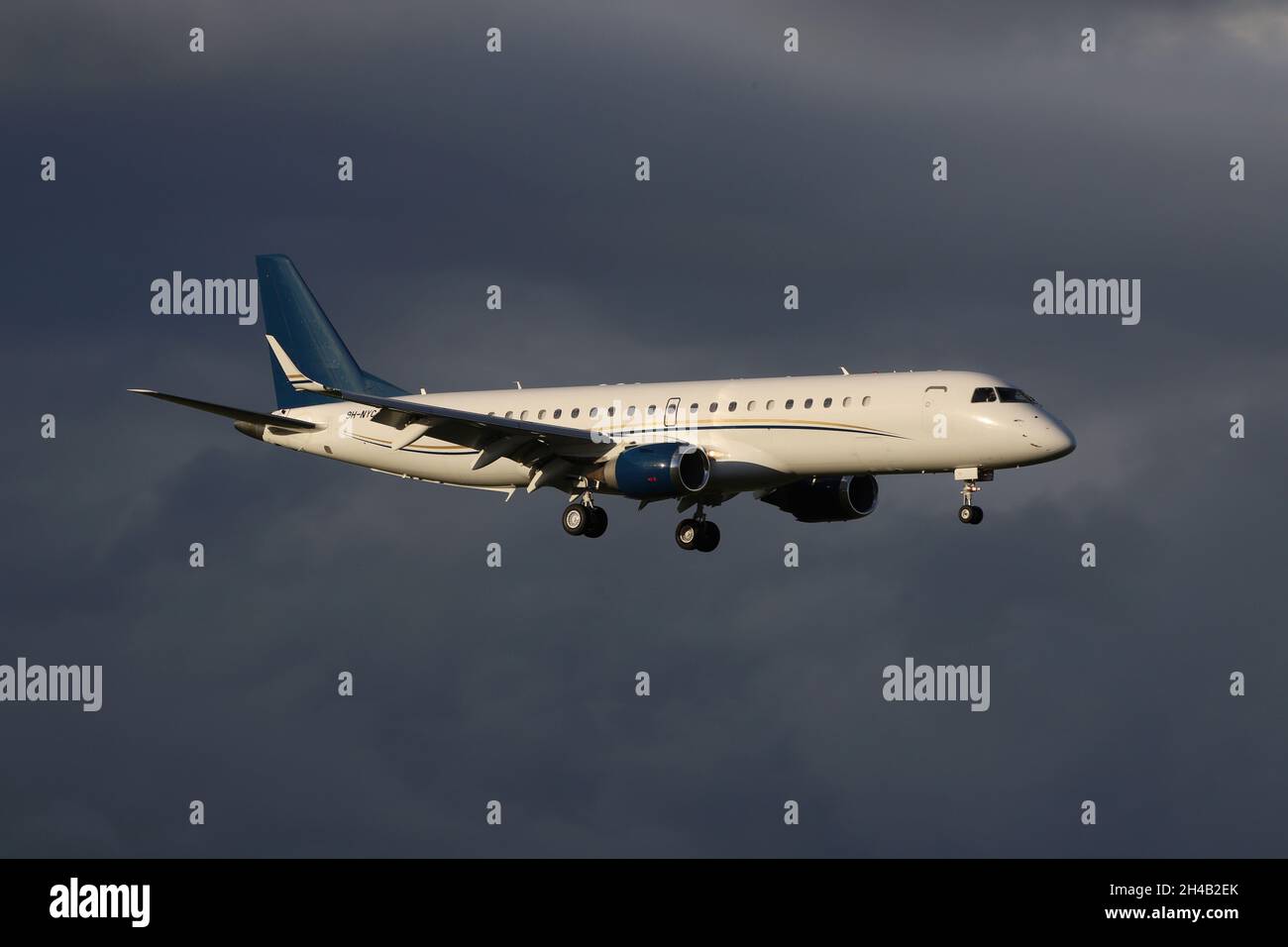 9H-NYC, eine Embraer Lineage 1000, die von AirX Charter betrieben wird, bei der endgültigen Annäherung an den Flughafen Prestwick in Ayrshire, Schottland. Das Flugzeug war in Schottland, um kirgisische Delegierte zur COP26-Klimakonferenz im nahe gelegenen Glasgow zu bringen. Stockfoto