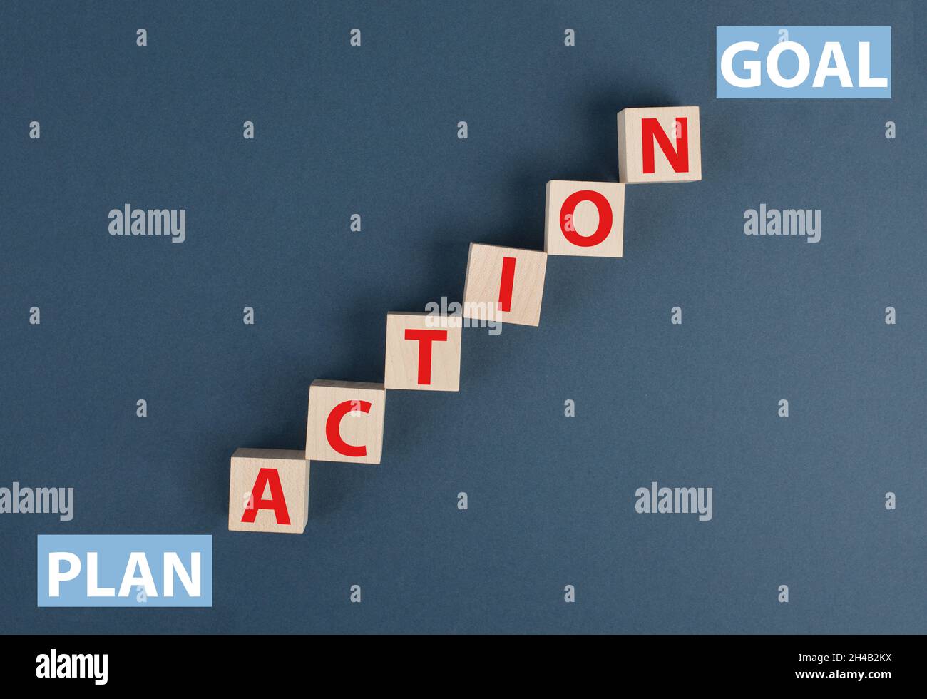 Das Wort Aktion steht auf Holzwürfeln, Plan am Anfang, Tor oben auf der Treppe, Wörter, blauer Hintergrund, Symbol Geschäftskonzept Stockfoto