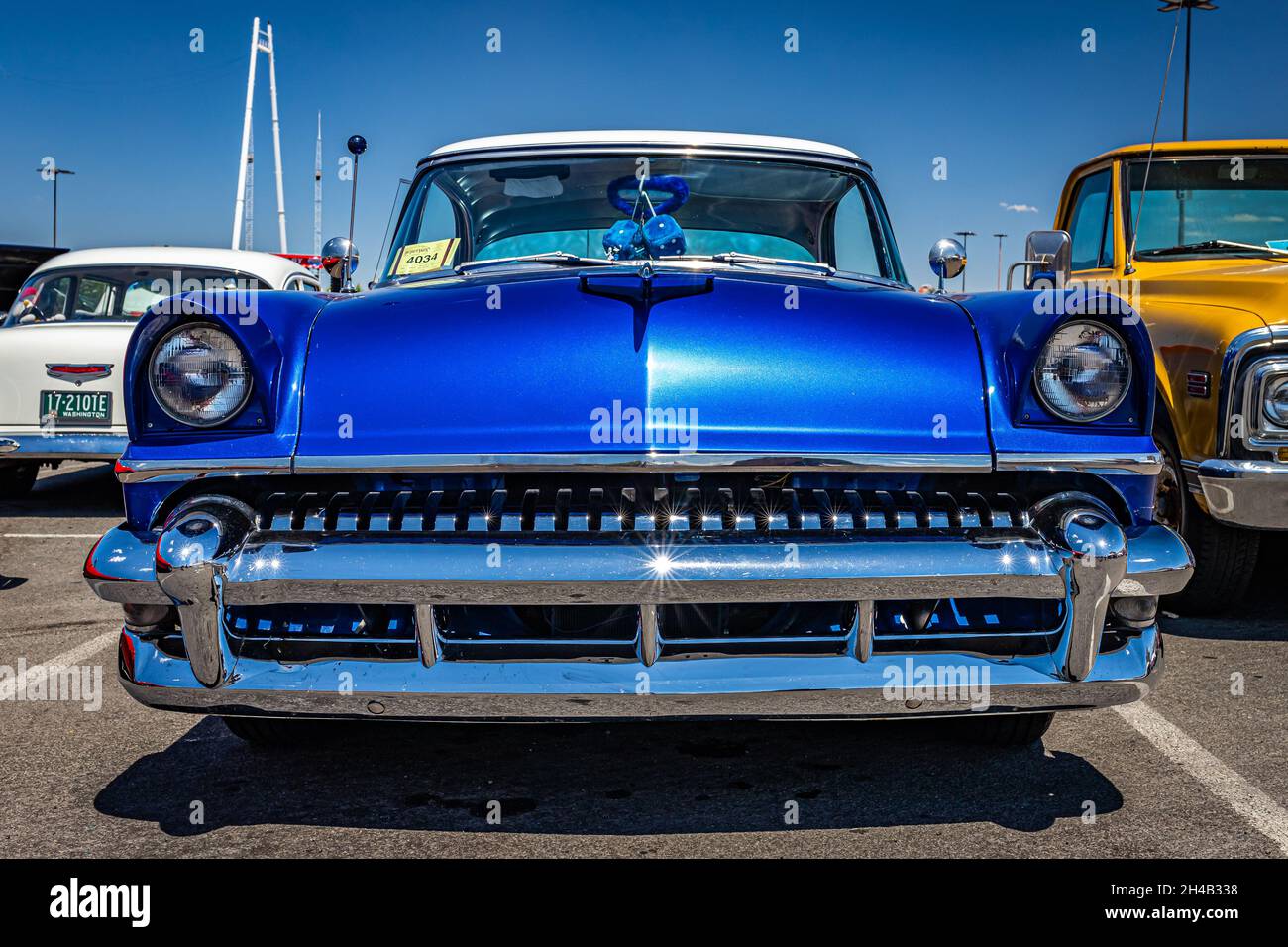 Reno, NV - 4. August 2021: 1955 Mercury Monterey 2 Door Hardtop auf einer lokalen Automshow. Stockfoto