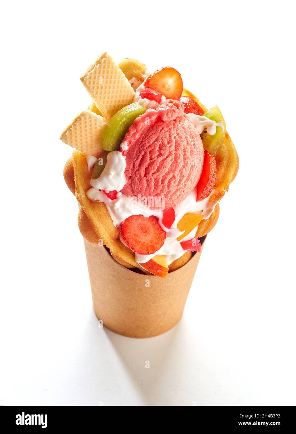Bubble Waffel-Eis mit frischen Früchten und Beeren auf weißem Hintergrund Stockfoto