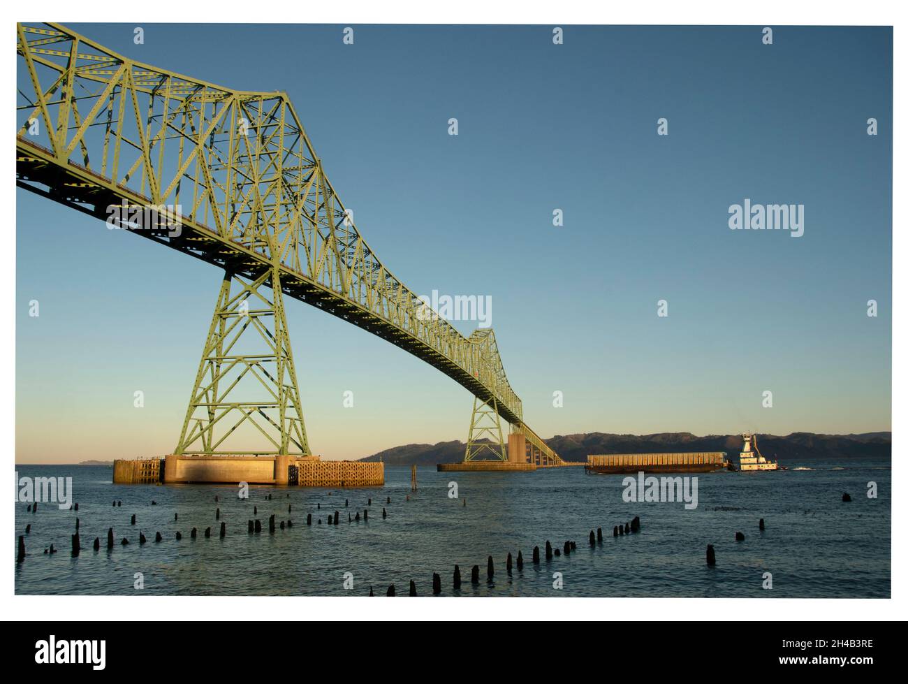 Astoria-Megler Bridge über den Columbia River, Astoria, Oregon, mit Flusskahn unter dem Fluss, Brücke aus dem Jahr 1966 Stockfoto