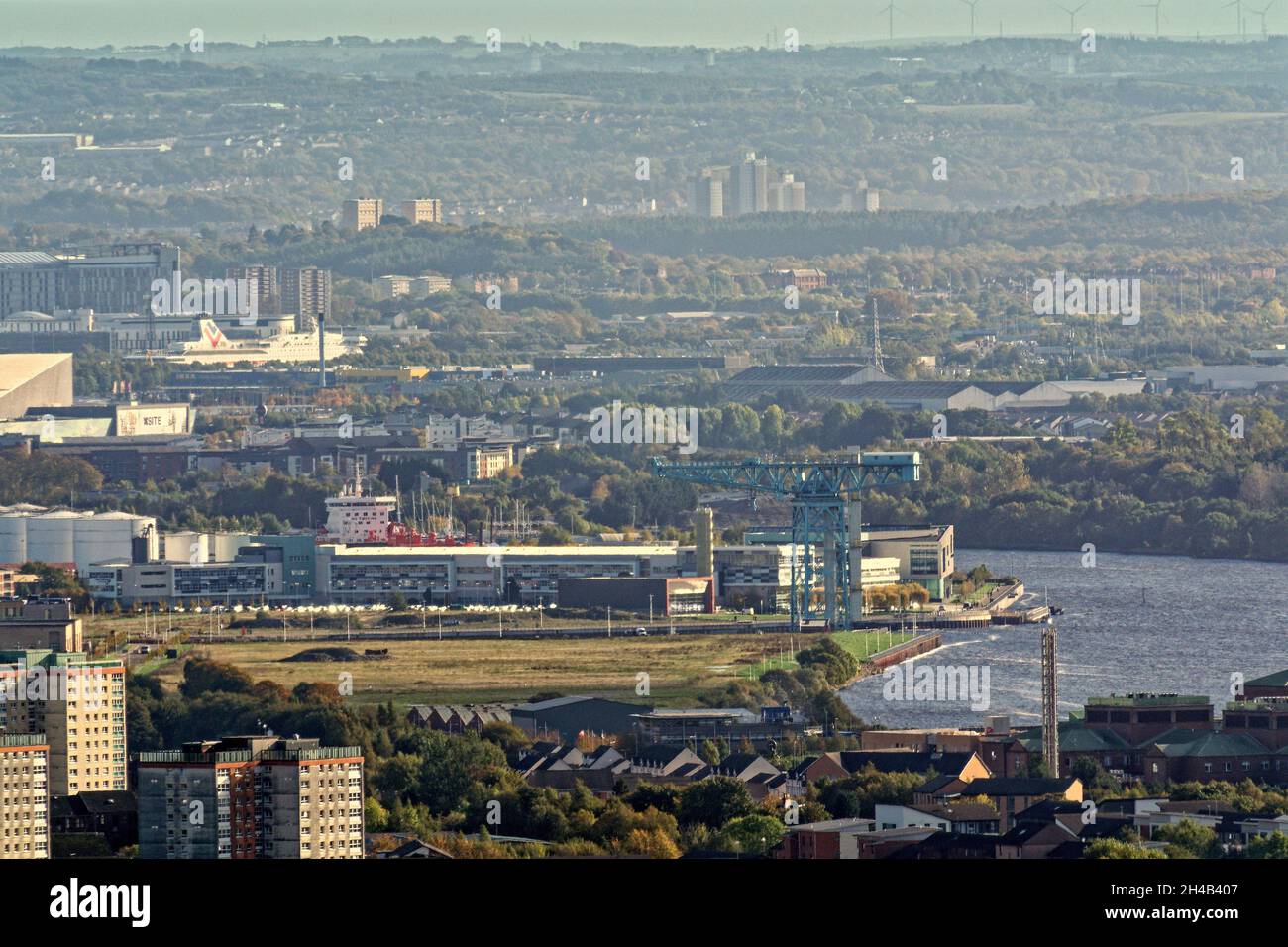 Luftaufnahme des clydebank College und der alten john Brown Werft mit dem clyde titan Kran mit glasgow in der Ferne und Blick auf den clyde. Stockfoto