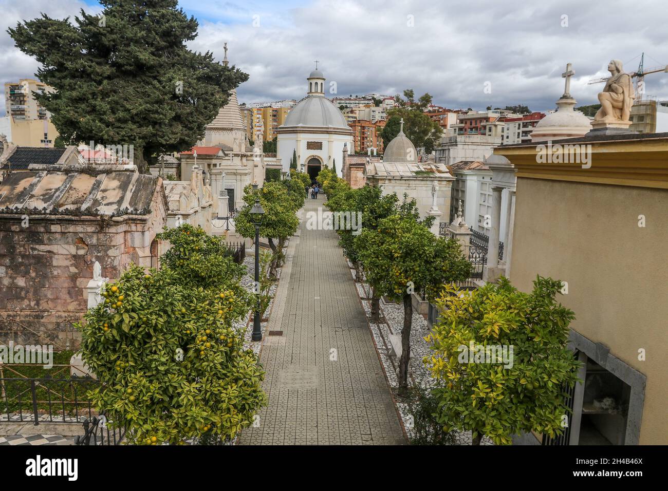 1. November 2021: 1. November 2021 (Malaga) heute ist der Tag aller Heiligen und es ist üblich, Friedhofs zu besuchen und Nischen zu arrangieren, Blumen in die Pantheons zu legen. Der Historische Friedhof von San Miguel de MÃ¡laga gilt als einer der wichtigsten historisch-monumentalen Friedhöfe in Spanien. Dieser Friedhof wird seit dem frühen 19. Jahrhundert als Begräbnisstätte genutzt und ist eine der wenigen Nekropolen aus dem 19. Jahrhundert, die bis heute praktisch intakt angekommen sind: Der Eingang, die Kapelle, die meisten Pantheons und die Räume der Kondolenz oder des Aufwachens sind erhalten geblieben, wie sie in Th gebaut wurden Stockfoto