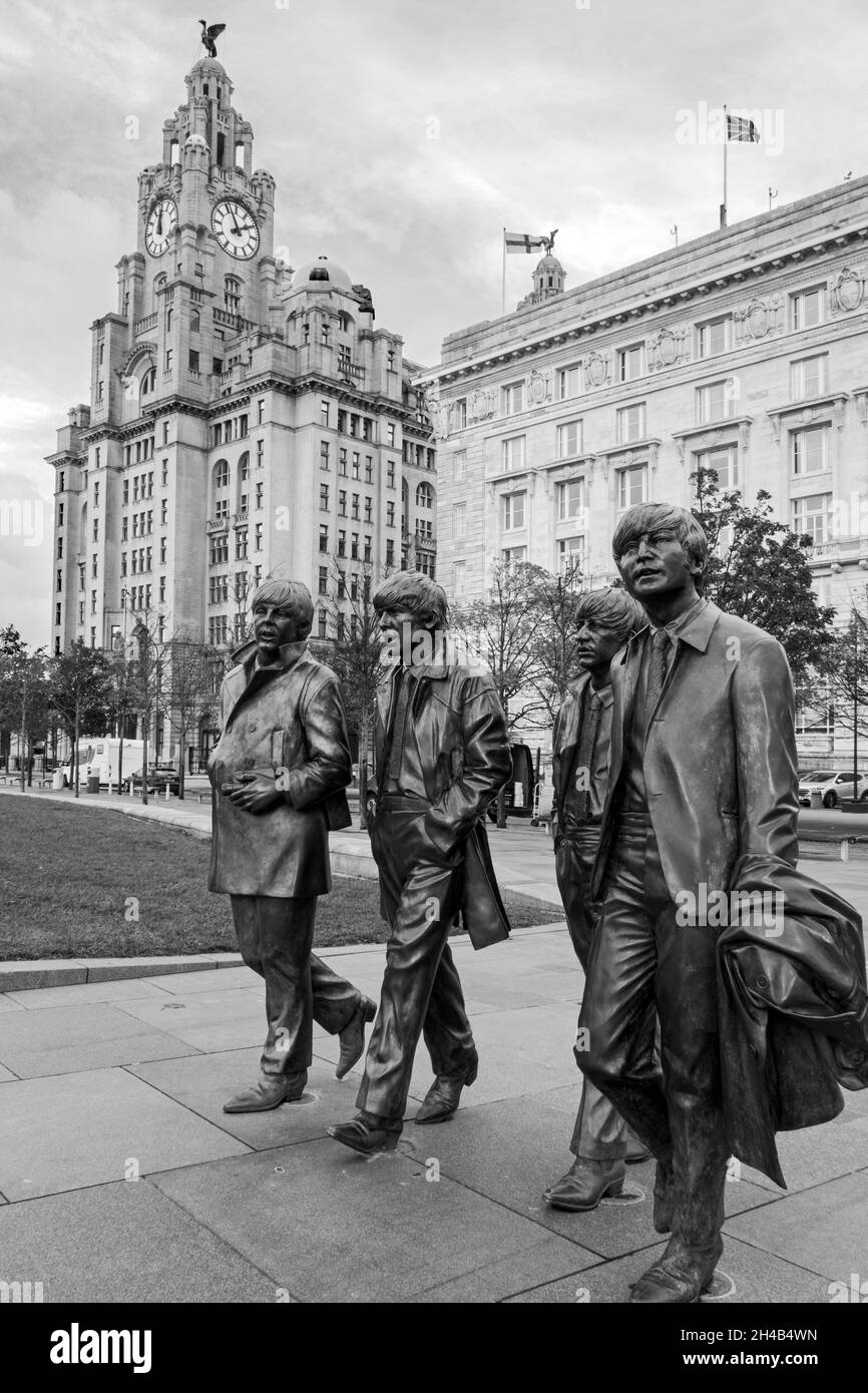 Bronzestatuen der vier Beatles, die der Bildhauer Andy Edwards vor den Liver-Gebäuden am Pier von Liverpool am Ufer geschaffen hat Stockfoto