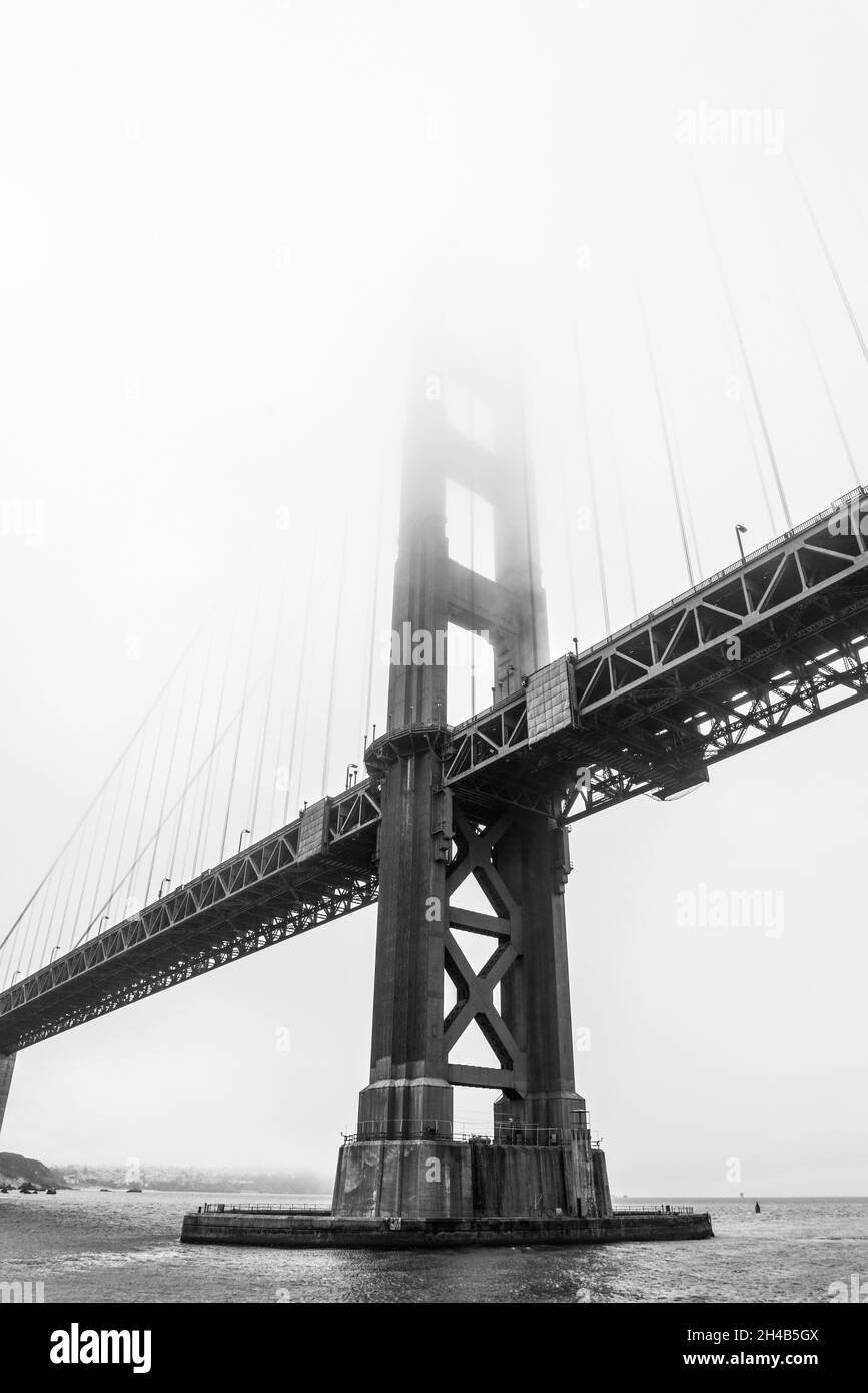 Berühmte Golden Gate Bridge in San Francisco an einem nebligen Tag, USA Stockfoto