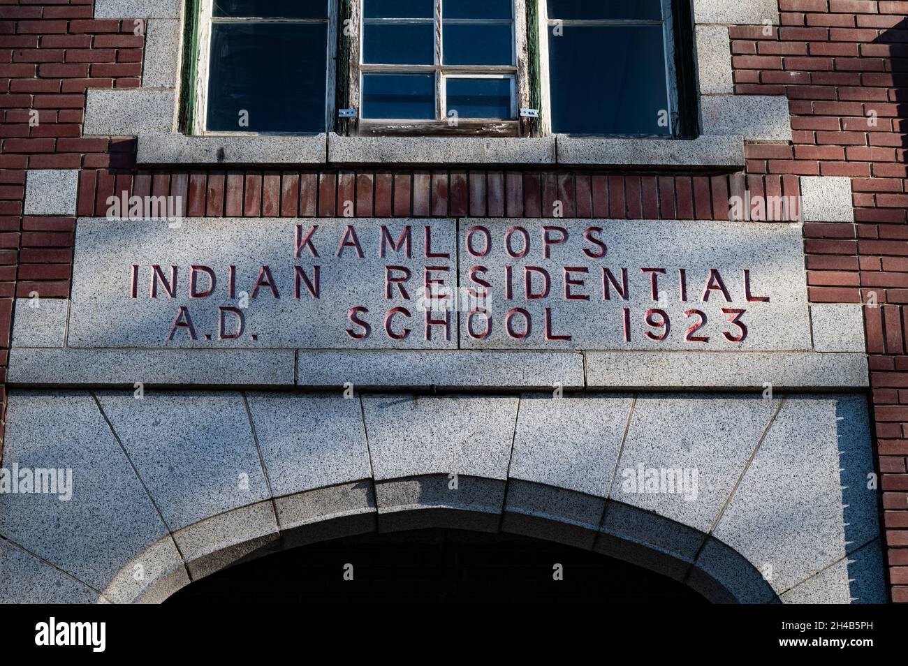 Nahaufnahme des Schildes an der Indian Residential School. Es wird angenommen, dass die Überreste von über 200 Kindern vor Ort in unmarkierten Gräbern begraben wurden. Stockfoto