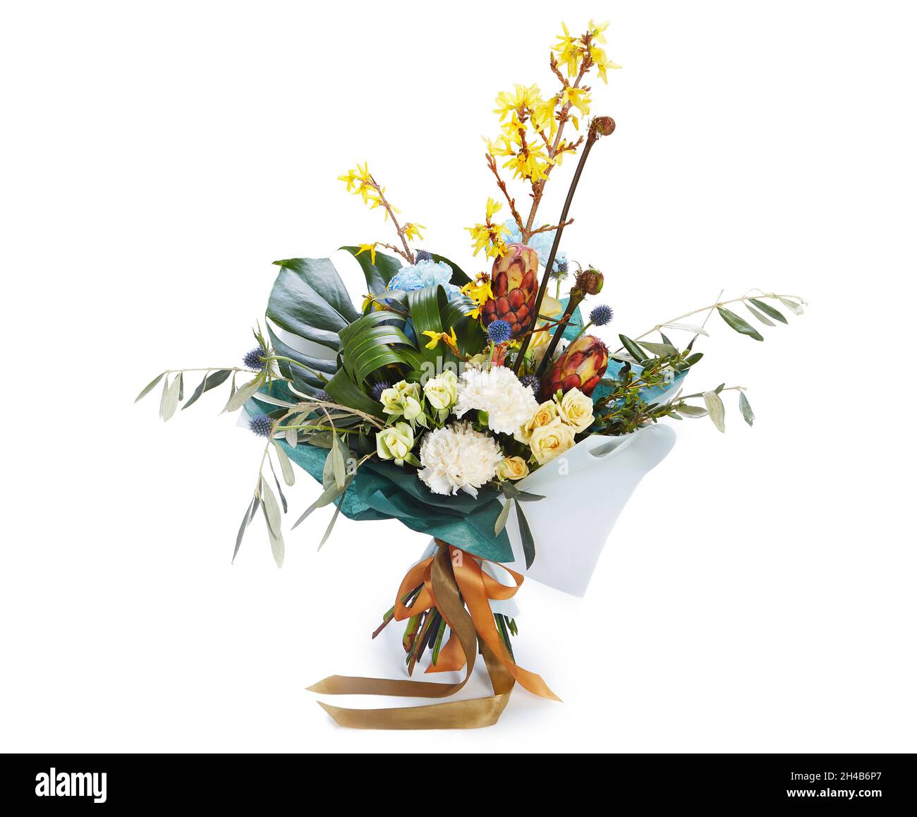 Ein eleganter Hochzeitsstrauß von Blumen isoliert auf weißem Hintergrund. Großer Strauß von bunten Blumen verschiedener Arten. Florale Komposition Stockfoto