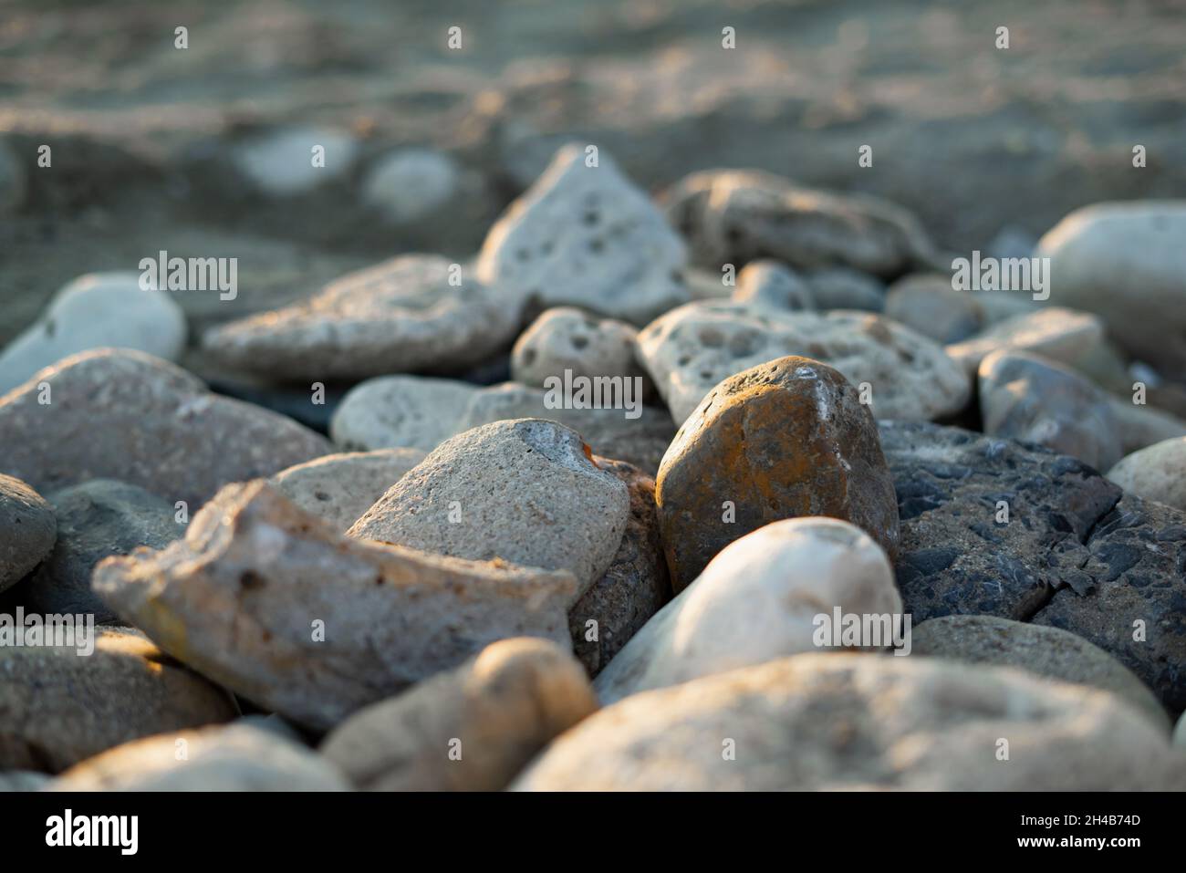 Nahaufnahme verschiedener grobkörniger Steine am Strand Stockfoto