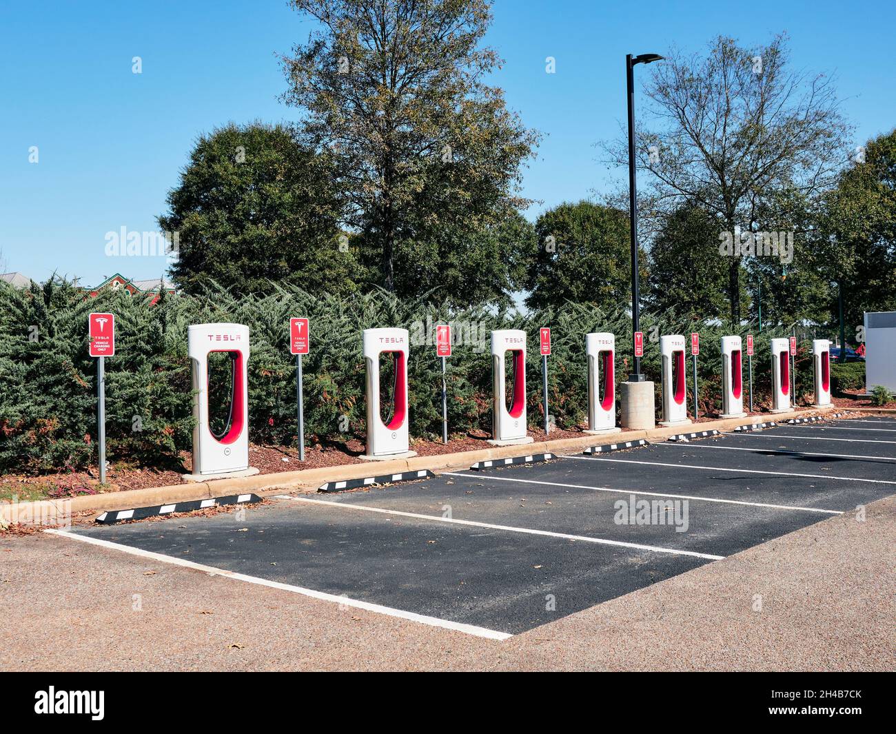 Tesla Elektroauto-Ladestationen für umweltfreundliche Autos auf einem Parkplatz in einem Einkaufszentrum in Montgomery Alabama, USA. Stockfoto