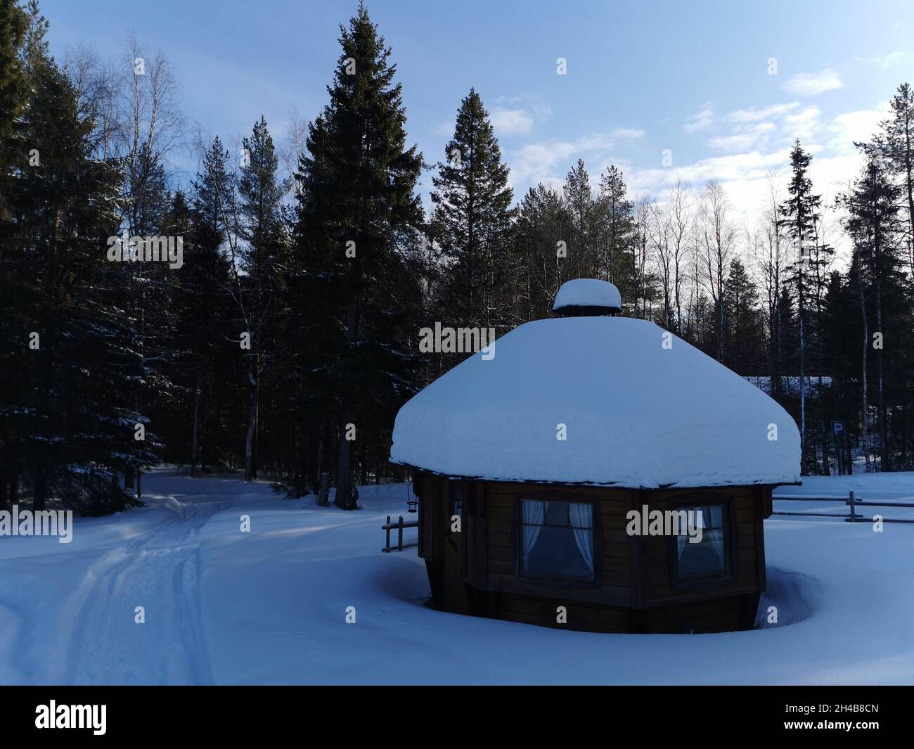 Rote Holzhütten in einem Wald. Schneebedecktes Wetter. Stockfoto