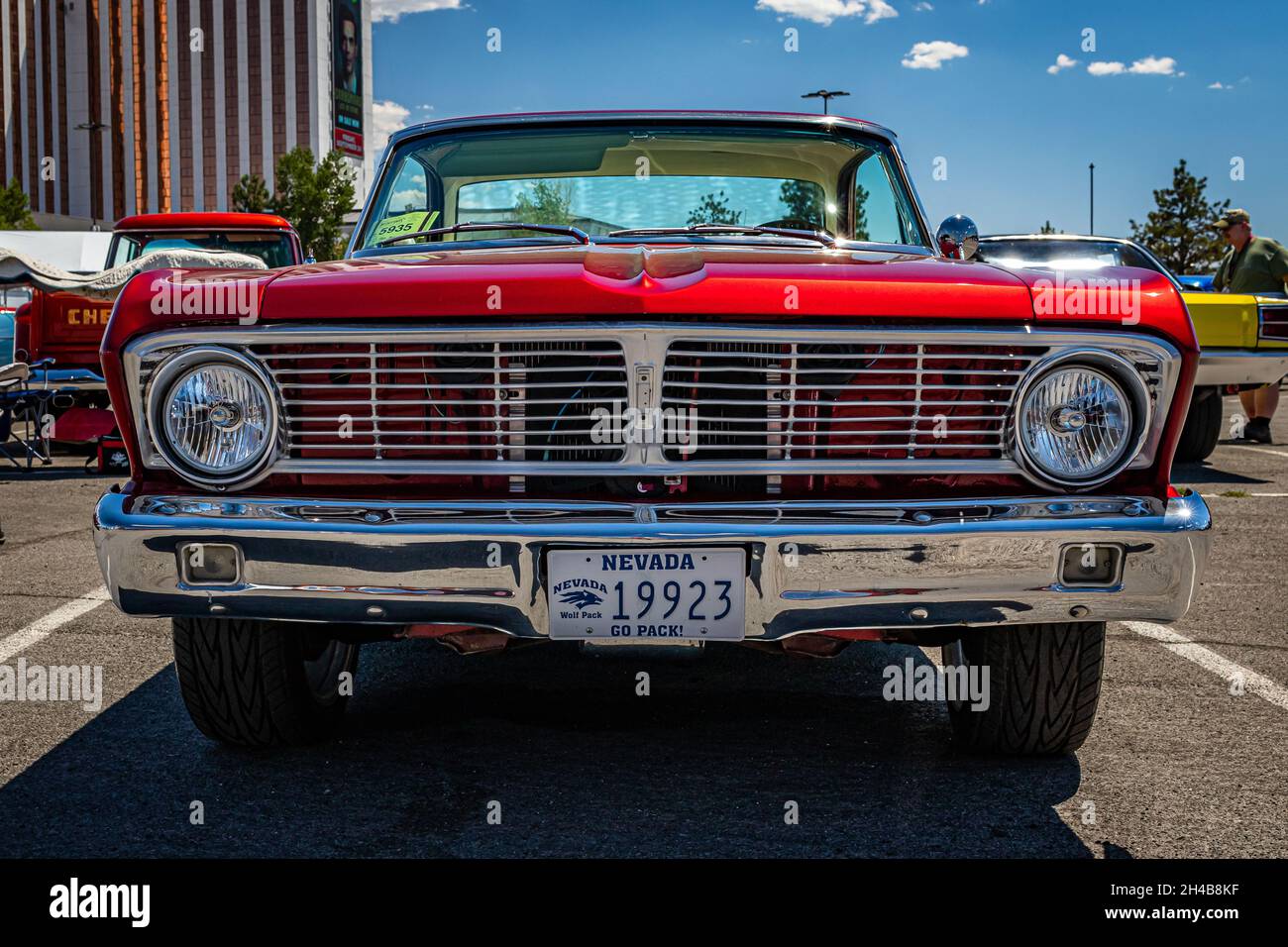 Reno, NV - 4. August 2021: 1965 Ford Falcon Hardtop Coupe auf einer lokalen Auto-Show. Stockfoto