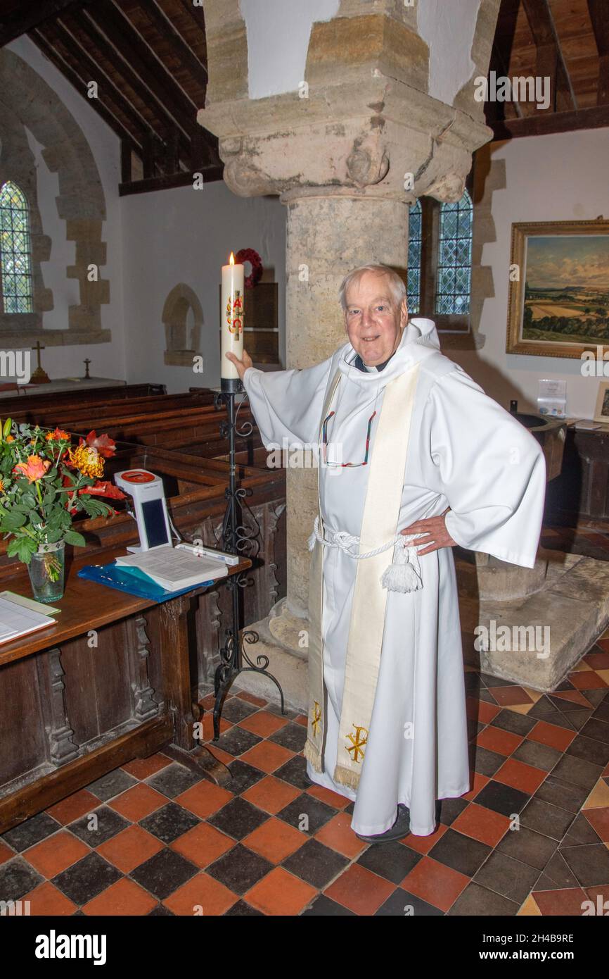 Anglikanischer Vikar in der örtlichen Pfarrkirche, St. John the Baptist Church, Sutton, West Sussex, England, Vereinigtes Königreich Stockfoto