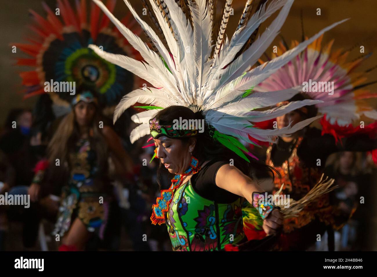 Mitglieder der Huecha Omeyocan Aztec Tänzer treten am Sonntag, den 31. Oktober 2021, bei der Dia de los Muertos Community-Feebar in Tieton, Washington, auf Stockfoto