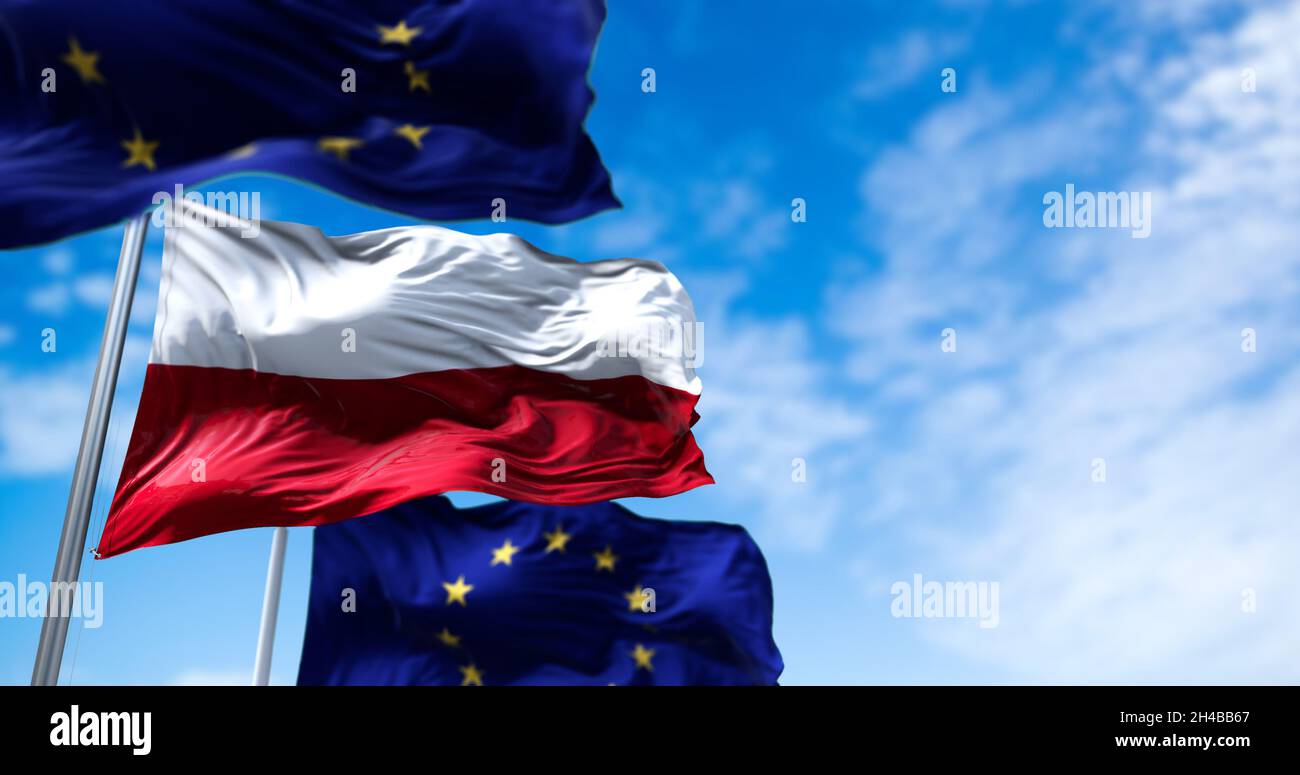 Die Flaggen Polens und der Europäischen Union winken im Wind mit klarem Himmel im Hintergrund. Am 2021. Oktober wurde das polnische Verfassungsgericht erlassen Stockfoto