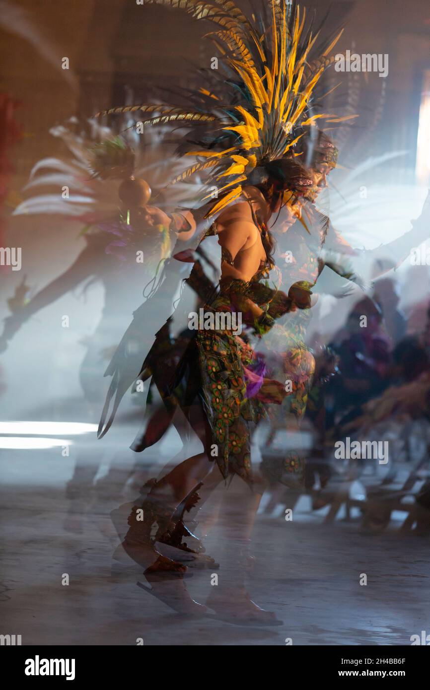 In-Camera Multiple Exposure der Huecha Omeyocan Aztec Tänzer, die beim Dia de los Muertos Community-Feebar in Tieton, Washington auf S auftreten Stockfoto