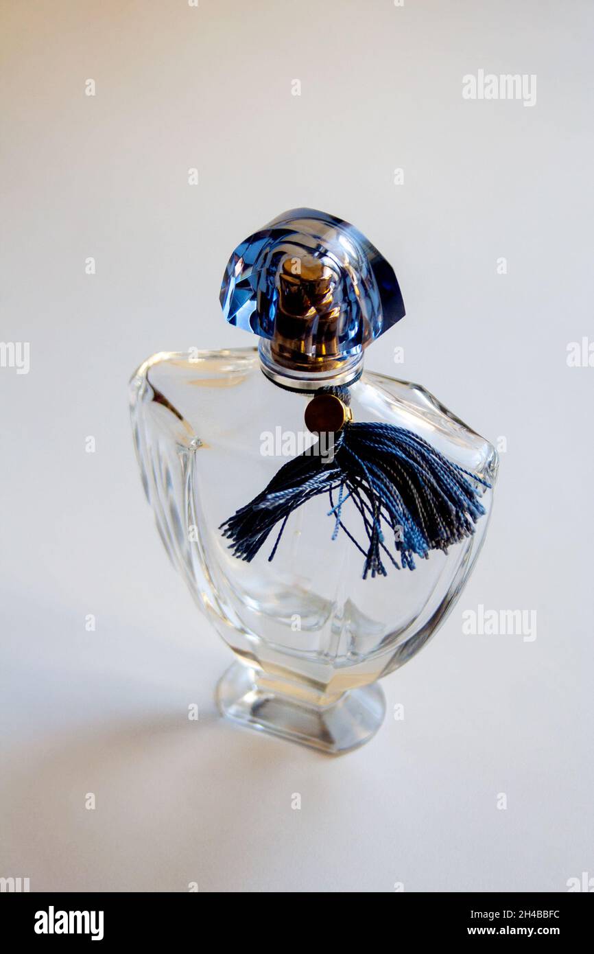 Glas Parfüm Flasche Mockup mit blauen Fransen isoliert auf weißem Hintergrund Stockfoto