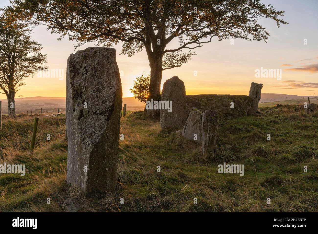 Der Old Keig Stone Circle in Aberdeenshire zeigt eine hohe Steinsäule und den massiven Sillimanite Gneiss Liegeergstein mit zwei Flankern bei Sonnenuntergang Stockfoto