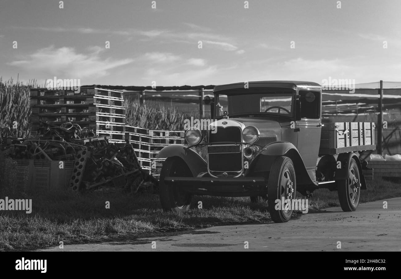 DEN HAAG, NIEDERLANDE - 24. Sep 2021: Eine Graustufenaufnahme eines klassischen T Ford Pickups in den Niederlanden Stockfoto