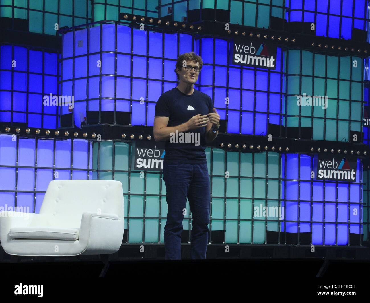 1. November 2021: Lisboa (Portugal), 01/11/2021 - TECNOLOGIA/WEB SUMMIT/LISBOA - Patrick ''Paddy'' Cosgrave, CEO da Web Summit, durante a abertura do maior evento de tecnologia do mundo, realizado no Parque das Nacoes, em Lisboa, Portugal, nesta segunda-feira, 1Ã‚Âº de novembro de 2021. O evento volta a acontecer de forma presencial e deve reunir Mais de 40 mil pessoas. (Foto: Edson De Souza/TheNews2/Zumapress) (Bild: © Edson De Souza/TheNEWS2 via ZUMA Press Wire) Stockfoto