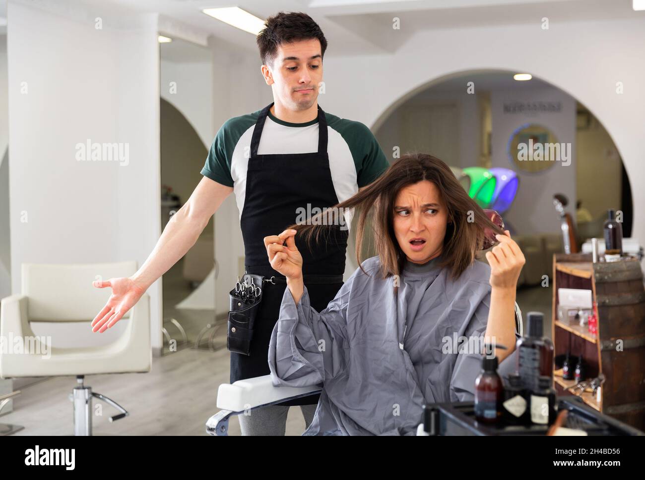 Frau war mit dem neuen Haarschnitt im Friseursalon unzufrieden Stockfoto