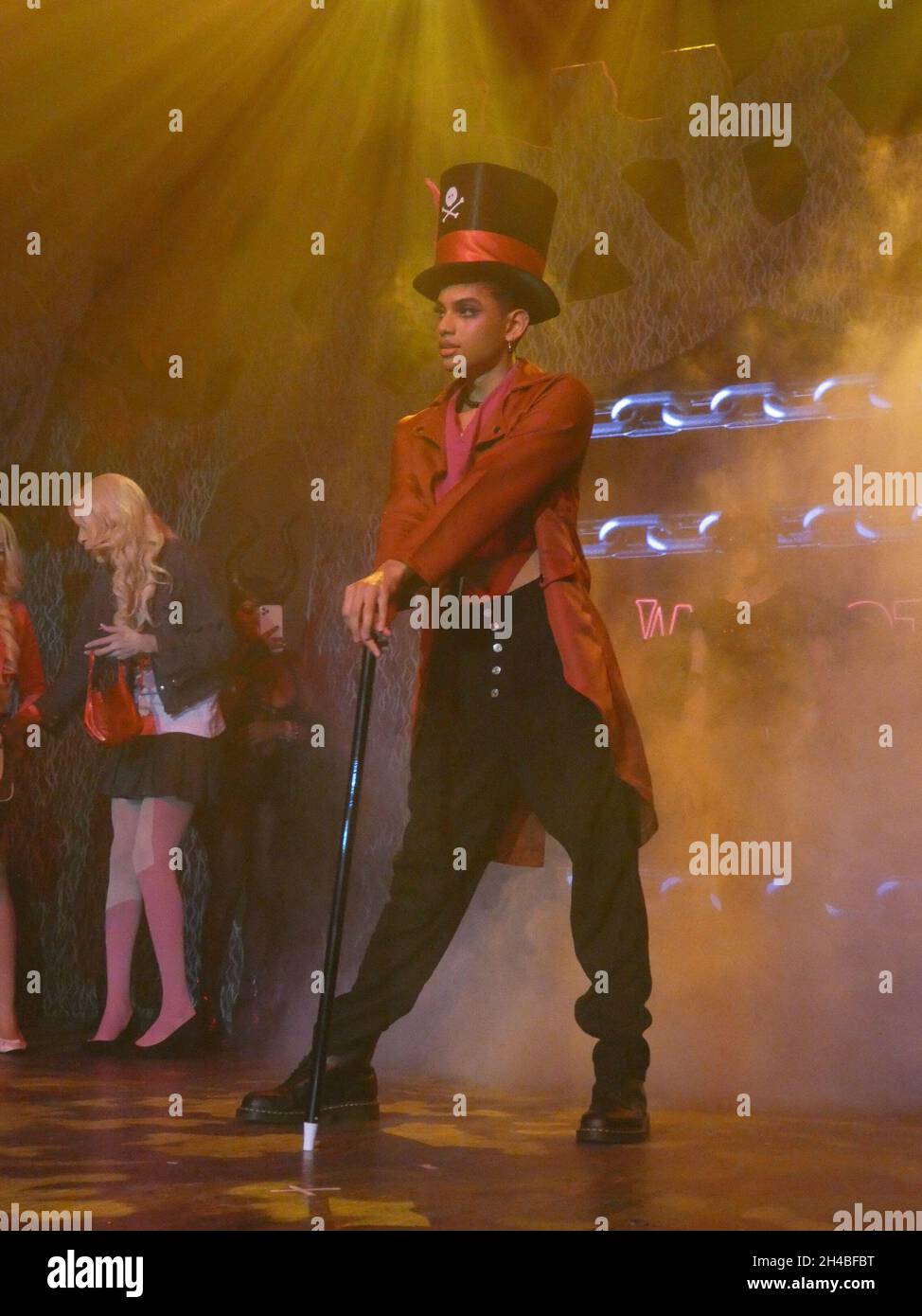 New York, USA. November 2021. (NEU) die nach CoVid 2021 in New York City – die größte der Welt – planmäßig weiter gestaffelt, ohne dass ein Ende in Sicht war. 31. Okt 2021, New York, USA: Eine nicht abschreckbare Tradition, die CoVid mit Sicherheit überdauern wird -- die sagenumwobene Halloween Parade von New York City kehrte dieses Jahr nach Gotham zurück. Sowohl schockierend als auch – letztlich aufgrund seines endlosen und weniger inspirierten Gefolge kostümierter Zelebranten – war das Spektakel der Stadt von 2021 über die „Haunted in Procession“ manchmal eigenartig und pervers, da es wenig inspirierend und letztlich ermüdend war. N Stockfoto