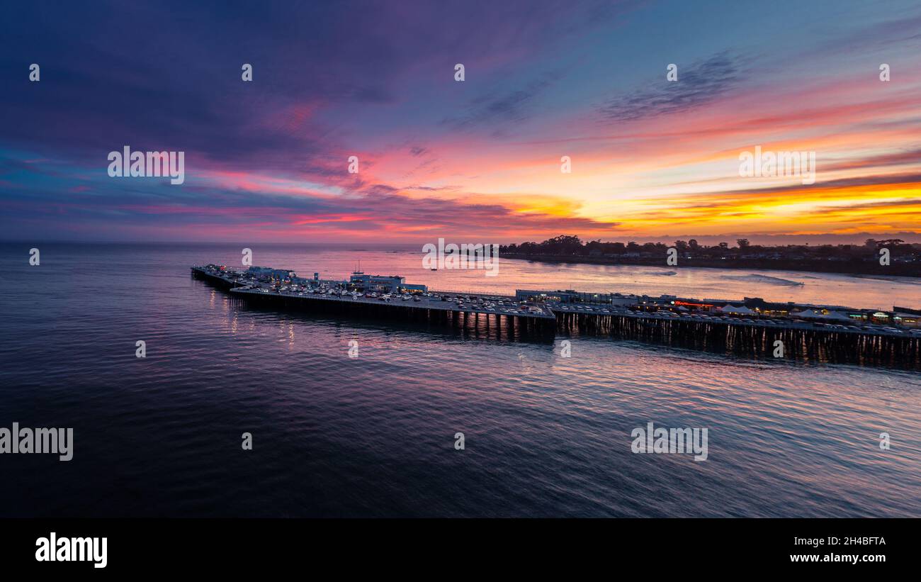 Santa Cruz Wharf Pier, Luftaufnahme mit farbenfrohem Sonnenuntergang, Kalifornien Stockfoto