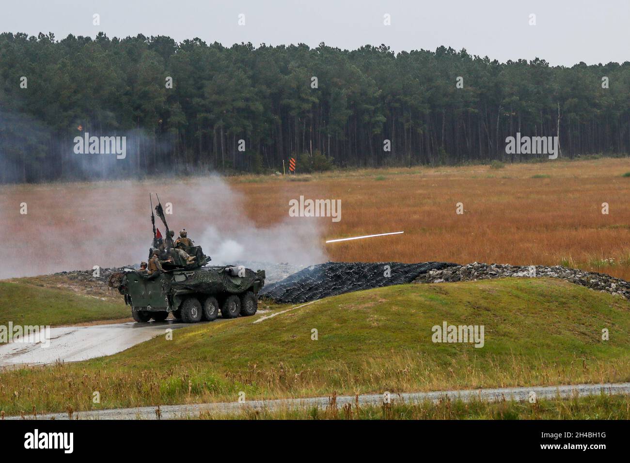 U.S. Marine Corps Light Armored Vehicle mit Bravo Company, 2nd Light Armored Reconnaissance Bataillon (2nd LAR), greift ein Ziel während eines Live-Feuers an Bord von Camp Lejeune, North Carolina, 28. Oktober 2021, ein. Marines mit 2. LAR führten Live-Fire-Training durch, um Kampfbereitschaft, Taktik, Techniken und Verfahren aufrechtzuerhalten. (USA Marine Corps Foto von CPL. Armando Elizalde) Stockfoto