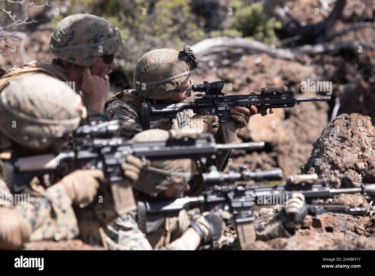 U.S. Marines mit Kilo Co, 3d Bataillon, 3d Marines, 3d Marine Division, bilden eine Schusslinie, während sie den Infanteriezug-Kampfkurs während Bougainville II, Pohakuloa Training Area, Hawaii, 12. Oktober 2021, leiten. Bougainville II ist Teil der Vorbereitungen des Bataillons vor der Einsatzvorbereitung und soll die Kampfbereitschaft erhöhen. (USA Marine Corps Foto von CPL. Brandon Aultman) Stockfoto