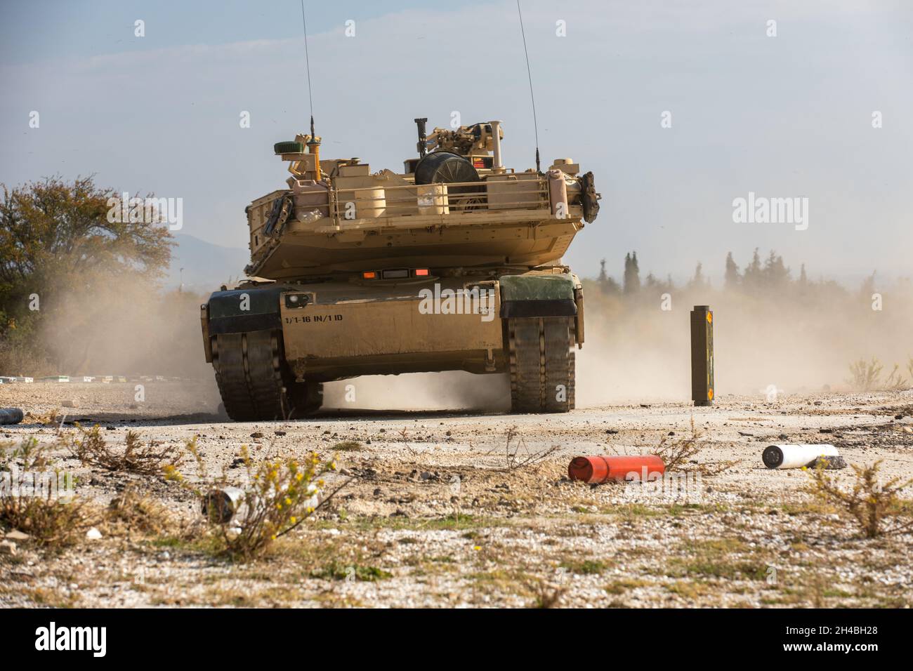Ein von PFC betriebener M1 Abrams Tank. Pablo Montufar, ein M1-Panzerkommandant mit Charlie Company „Bandidos“, 1. Bataillon, 16. Infanterie-Regiment, 1. Panzerbrigade-Kampfteam, 1. Infanterie-Division, manövriert auf der Präzisionsfahrstrecke für die Hellenic Tank Challenge 2021 in der Petrochori Range, Triantafyllides Camp, Griechenland, 1. November 2021. Auf dem Präzisionskurs werden die Fähigkeiten des Panzerkommandanten und des Fahrers getestet, unter intensiven simulierten Kampfszenarien zu arbeiten und gleichzeitig die Kohäsion der Panzerbesatzung zu zeigen, sich als eine Einheit zu bewegen. (USA Foto der Armee von Staff Sgt. Jennifer Reynol Stockfoto