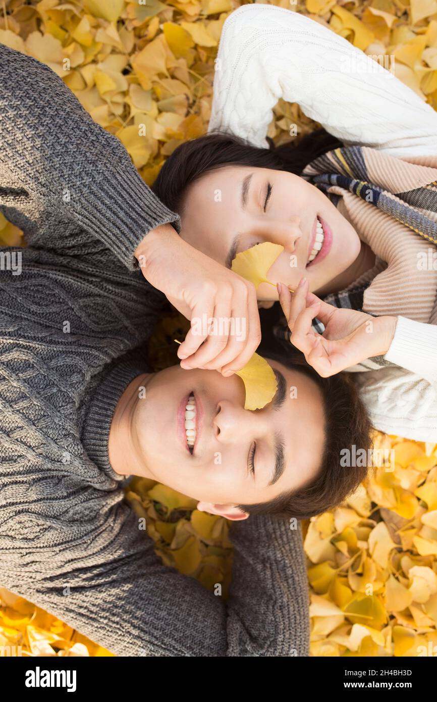 Glückliches und süßes junges Paar Stockfoto