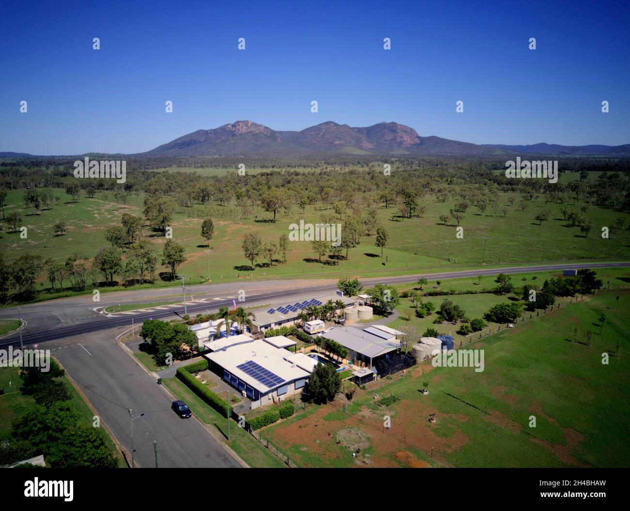 Luftaufnahme des Biggenden Motels am Isis Highway mit Mt Walsh im Hintergrund Queensland Australia Stockfoto