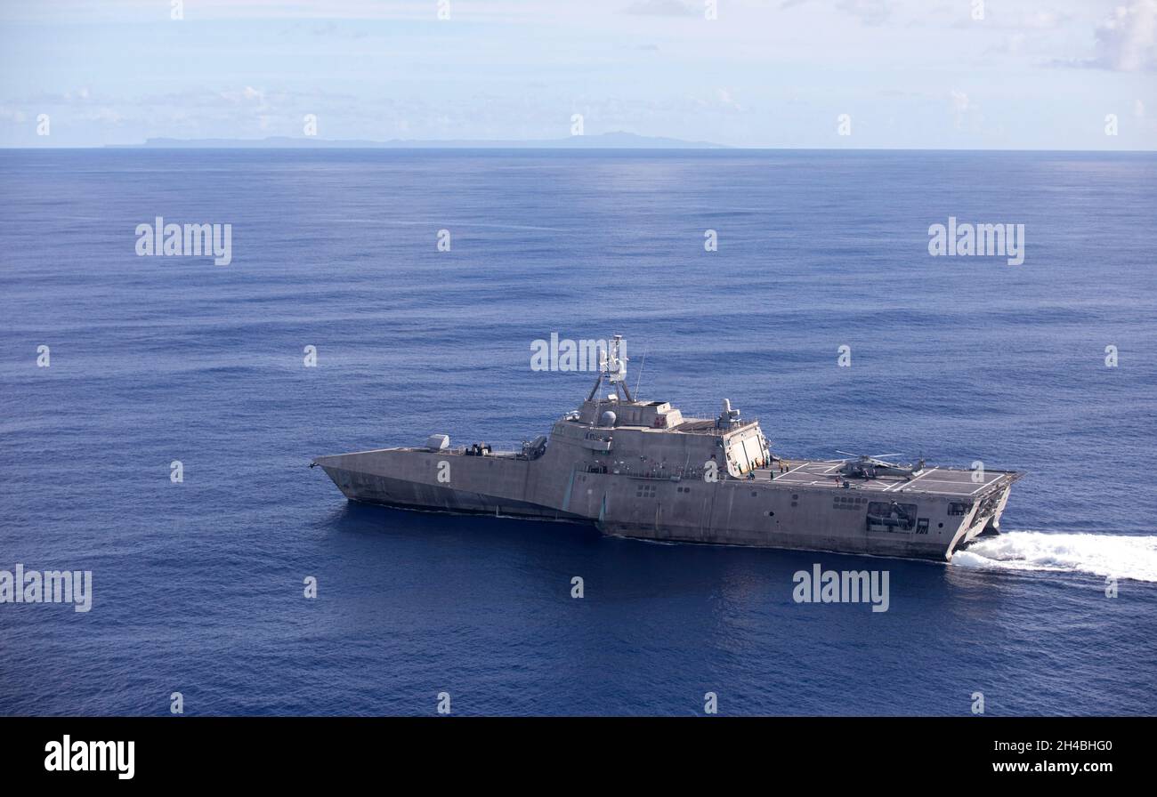 211029-N-LI768-3478 PHILIPPINISCHES MEER (OKT 29, 2021) – das Litoral Combat Ship USS Tulsa (LCS 16) durchsetzt die philippinische See. Tulsa, Teil von Destroyer Squadron Seven, ist im Rotationseinsatz und arbeitet im 7. Flottenbereich der USA, um die Interoperabilität mit Partnern zu verbessern und als einsatzbereite Kraft zur Unterstützung einer freien und offenen Region im Indo-Pazifik-Raum zu dienen. (USA Navy Foto von Mass Communication Specialist 1st Class Devin M. langer) Stockfoto