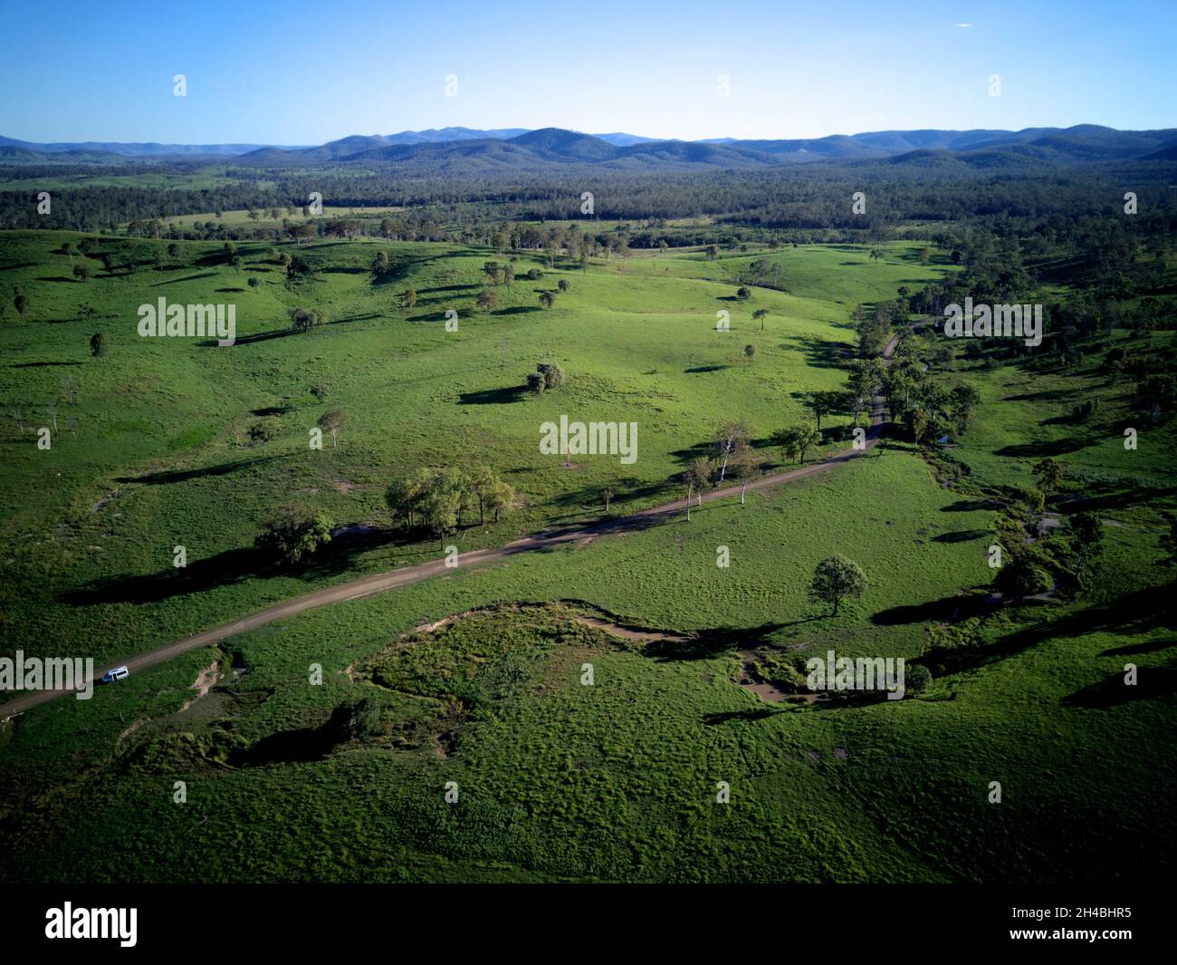 Luftaufnahme von sanften grünen Hügeln der pastoralen Landschaft für Rinder Weiden bei Boompa in der Nähe von Biggenden Queensland Australien Stockfoto