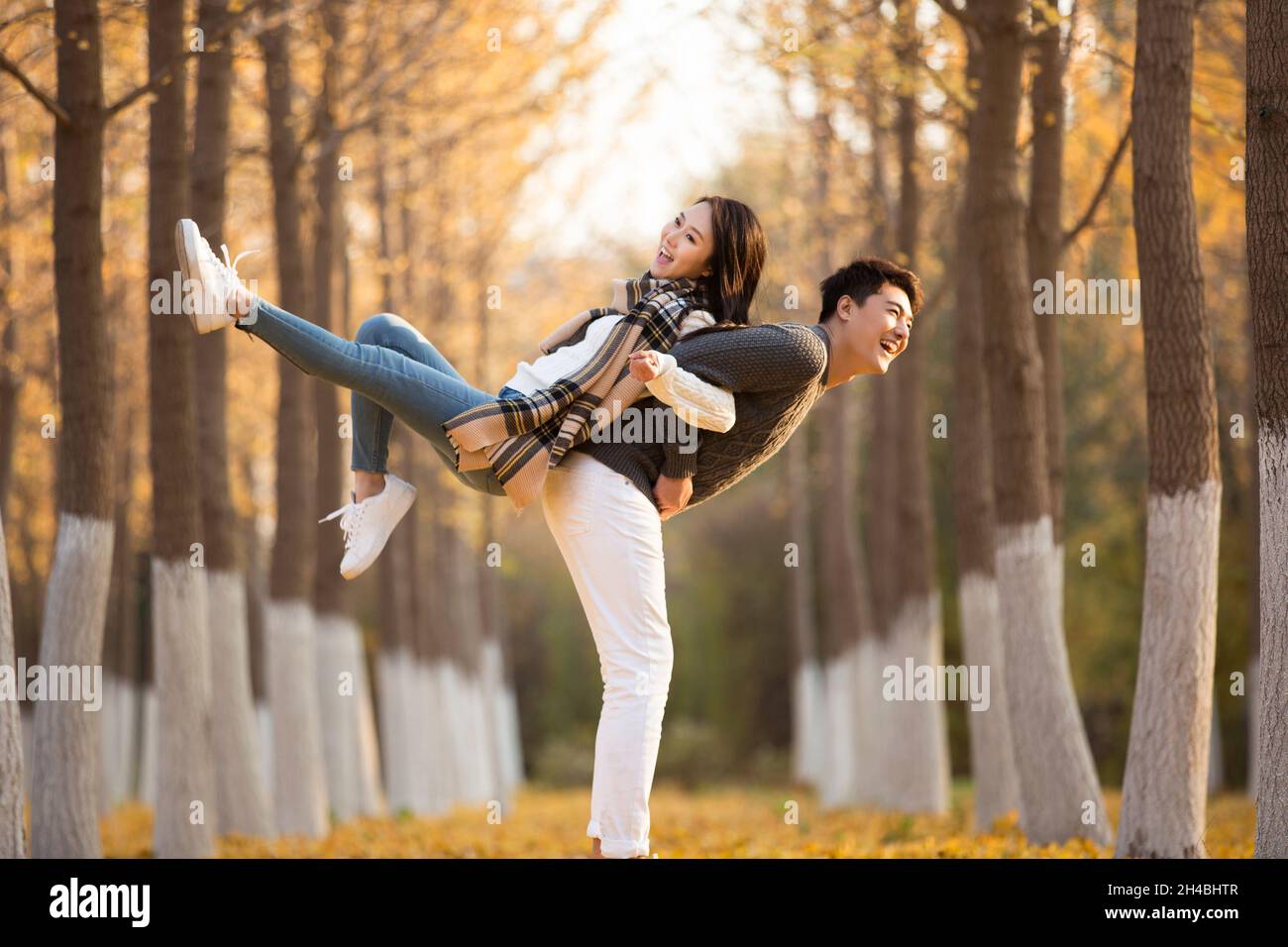 Glückliches und süßes junges Paar Stockfoto