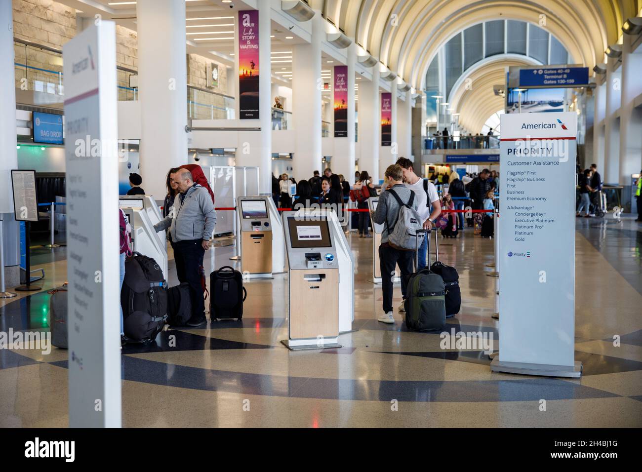 Los Angeles, Kalifornien, USA. März 2019. American Airlines Group Inc. Priority Check-in im Terminal 4 am internationalen Flughafen Los Angeles (LAX) am Freitag, den 29. März 2019 in Los Angeles, Kalifornien. © 2019 Patrick T. Fallon (Bildnachweis: © Patrick Fallon/ZUMA Press Wire) Stockfoto