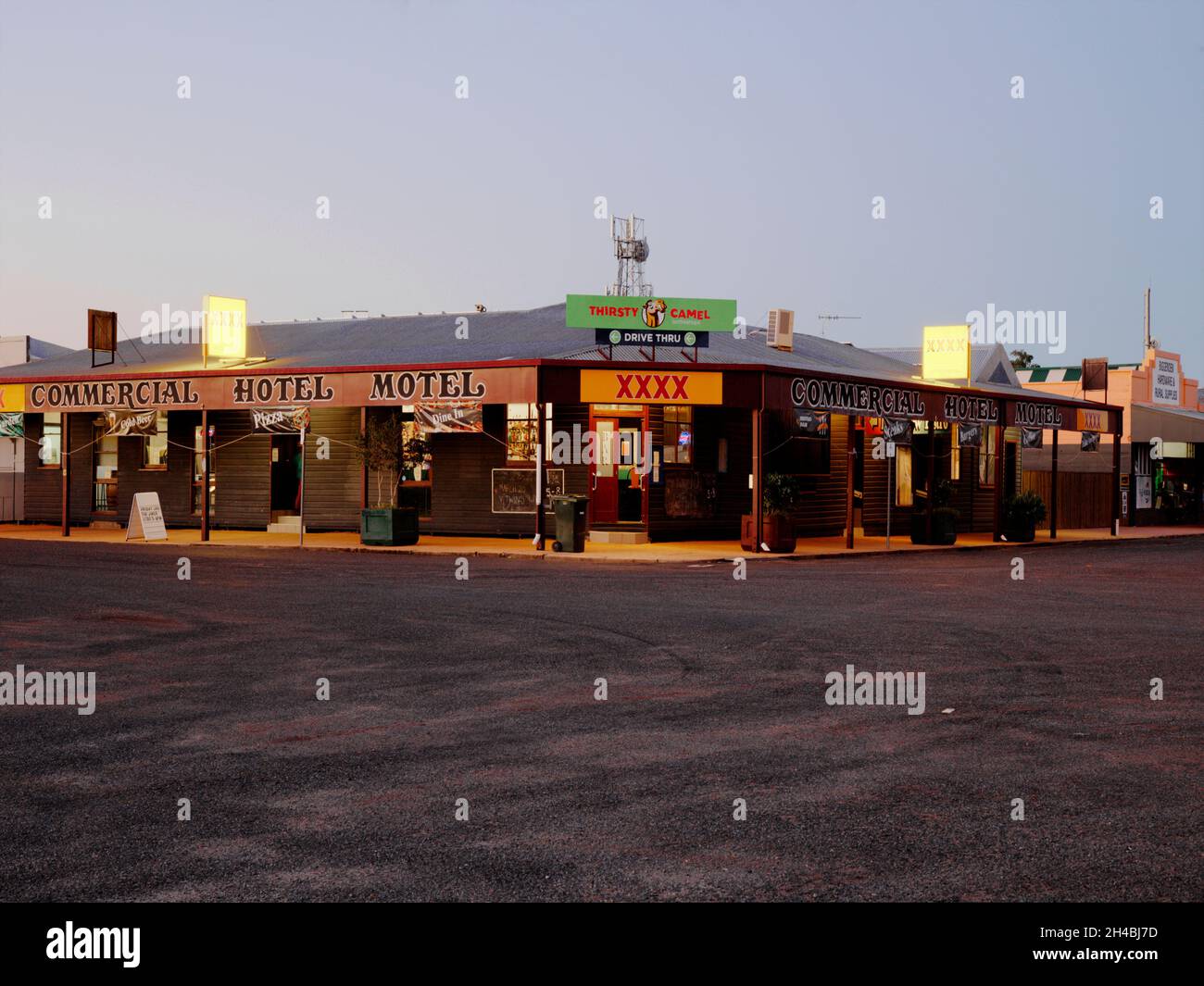 Sonnenuntergang über dem Commercial Hotel Edward Street Biggenden Queensland Australien Stockfoto